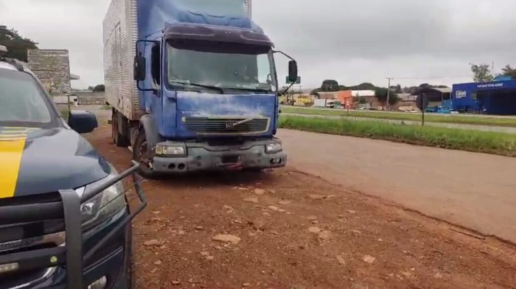 Imagem Ilustrando a Notícia: Anápolis: PRF apreende caminhão com mais da metade dos pneus em mau estado