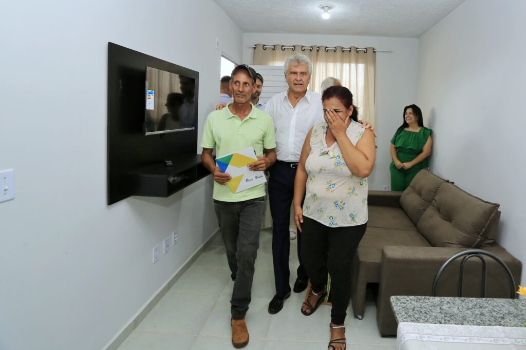 Imagem Ilustrando a Notícia: Caiado entrega 50 casas a custo zero em Palmeiras de Goiás