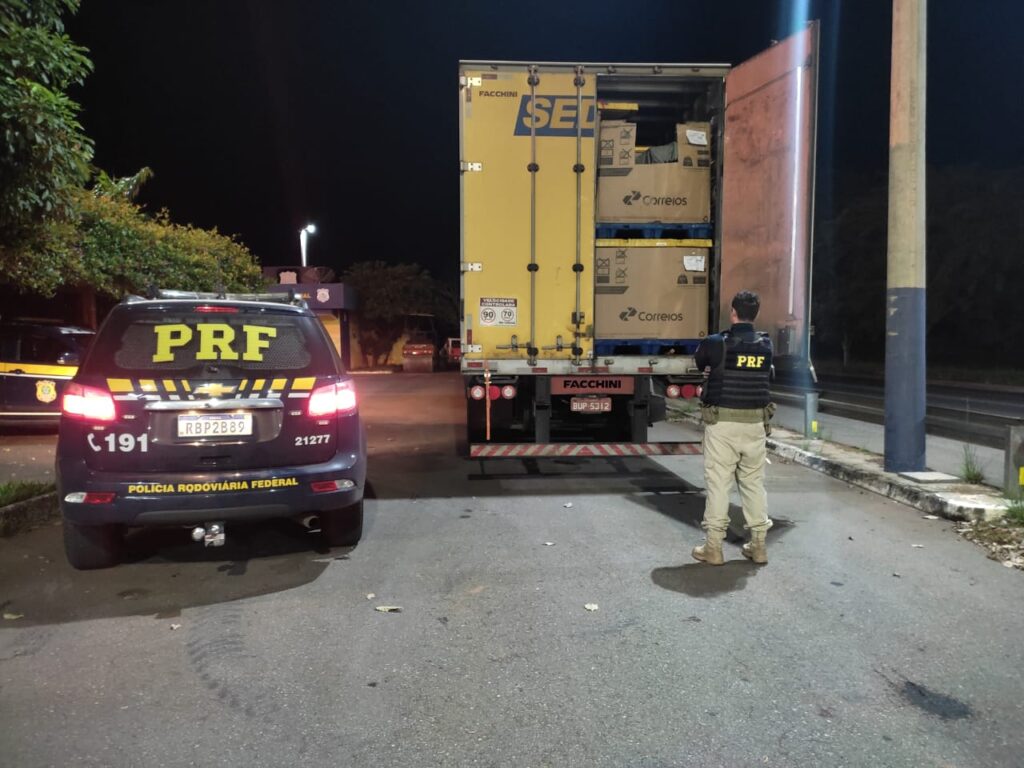 Imagem Ilustrando a Notícia: PRF prende suspeitos de furtarem cargas de caminhão dos Correios, em Morrinhos
