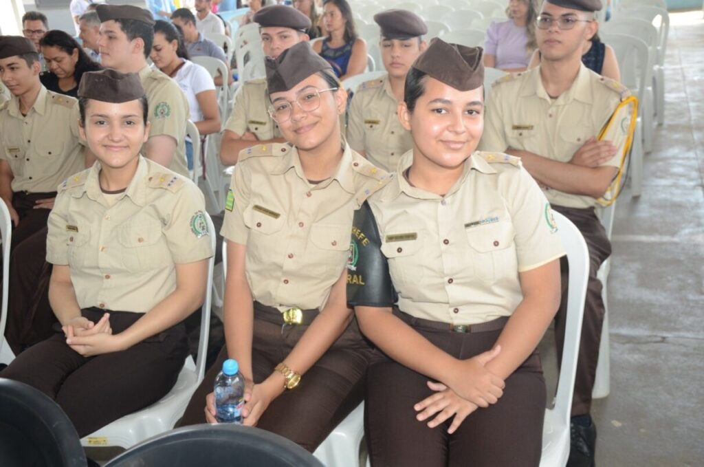 Imagem Ilustrando a Notícia: Governo de Goiás cria Bolsa Uniforme para alunos de colégios militares