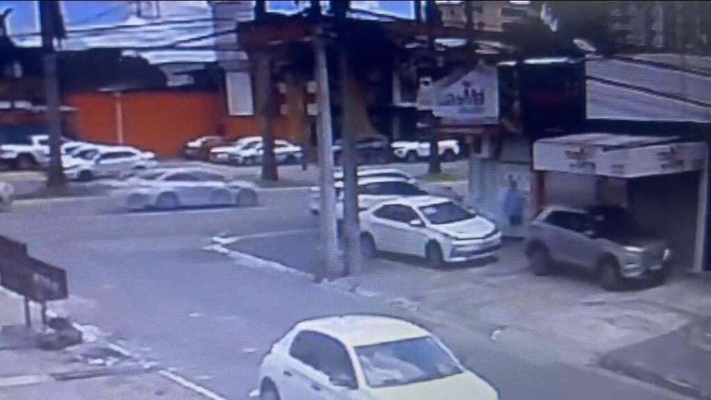Imagem Ilustrando a Notícia: Empresária de Goiânia tem carro riscado por suspeito misterioso; veja imagens 