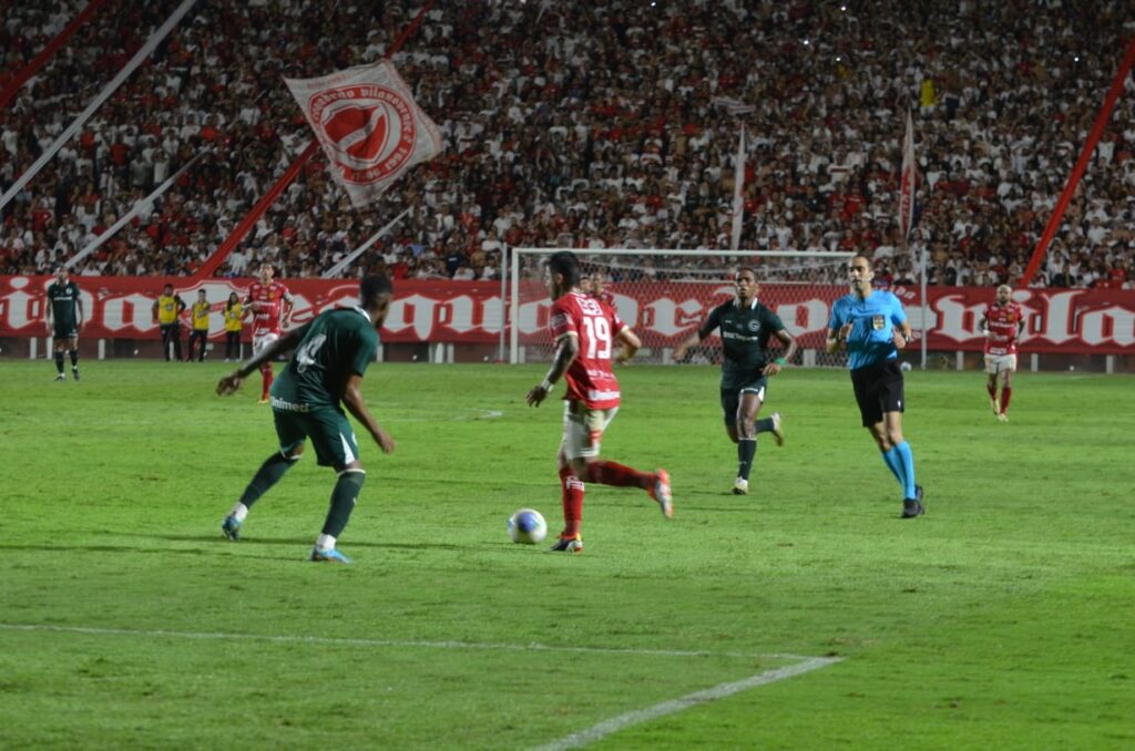 Imagem Ilustrando a Notícia: Apesar da noite de pouco futebol, Vila Nova derrota Goiás no derby goiano na Copa Verde