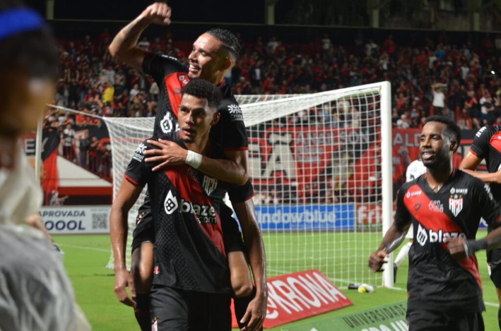 Imagem Ilustrando a Notícia: Atlético-GO vence Goiânia e é o primeiro finalista do Goianão