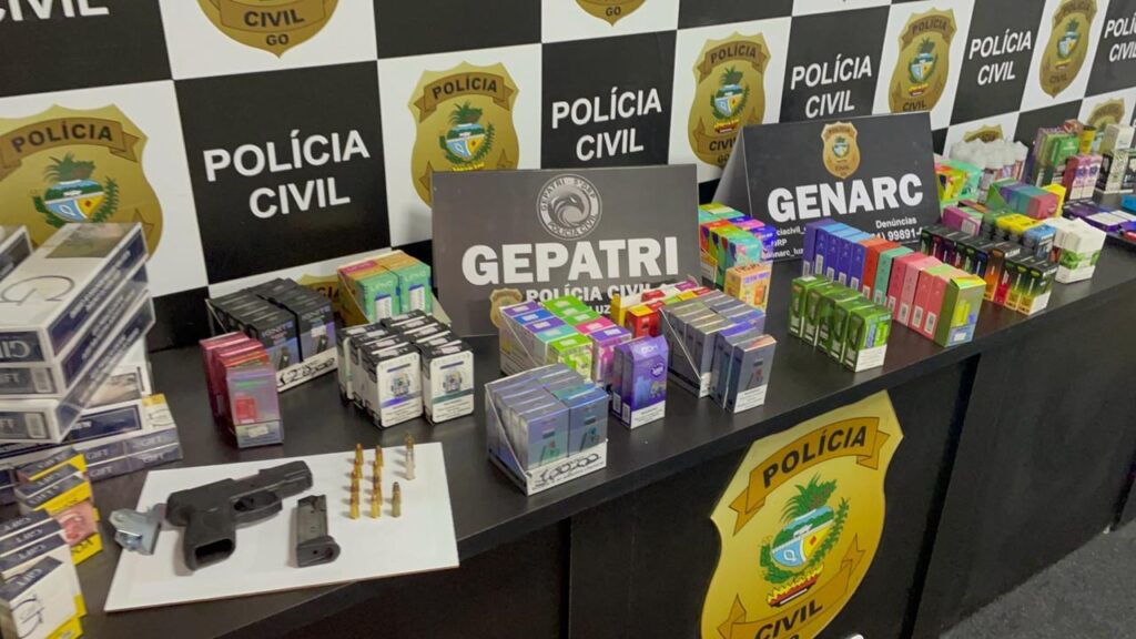 Imagem Ilustrando a Notícia: Polícia descobre “gato elétrico” e contrabando de cigarros eletrônicos em distribuidora de bebidas, em Luziânia 