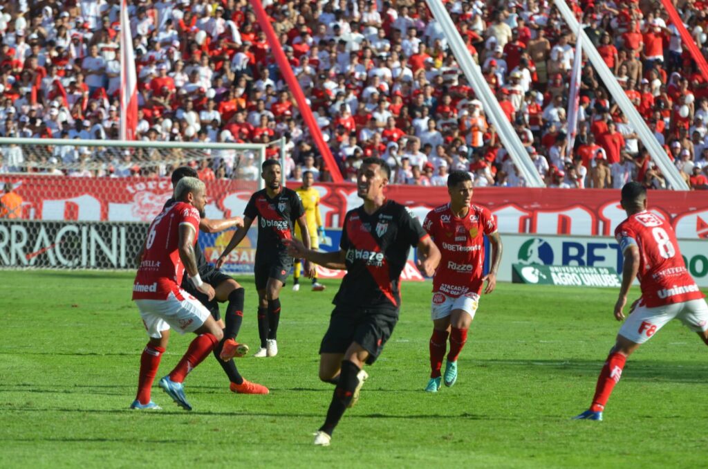 Imagem Ilustrando a Notícia: Atlético-GO vence Vila Nova por 2 a 0 no OBA e se aproxima do tricampeonato