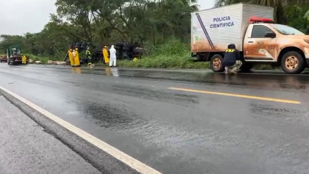 Imagem Ilustrando a Notícia: Condutor sem cinto morre após caminhão tombar na BR -364, em Mineiros