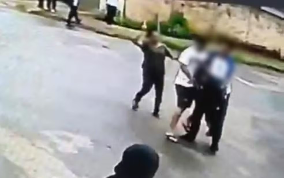 Imagem Ilustrando a Notícia: Mãe e filho podem responder judicialmente pela morte de aluno durante briga na porta de escola em Anápolis