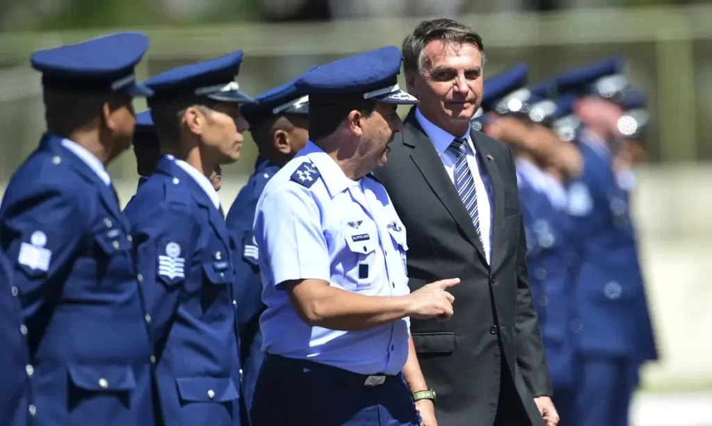 Imagem Ilustrando a Notícia: Ex-comandante do Exército ameaçou prender Bolsonaro, diz ex-FAB