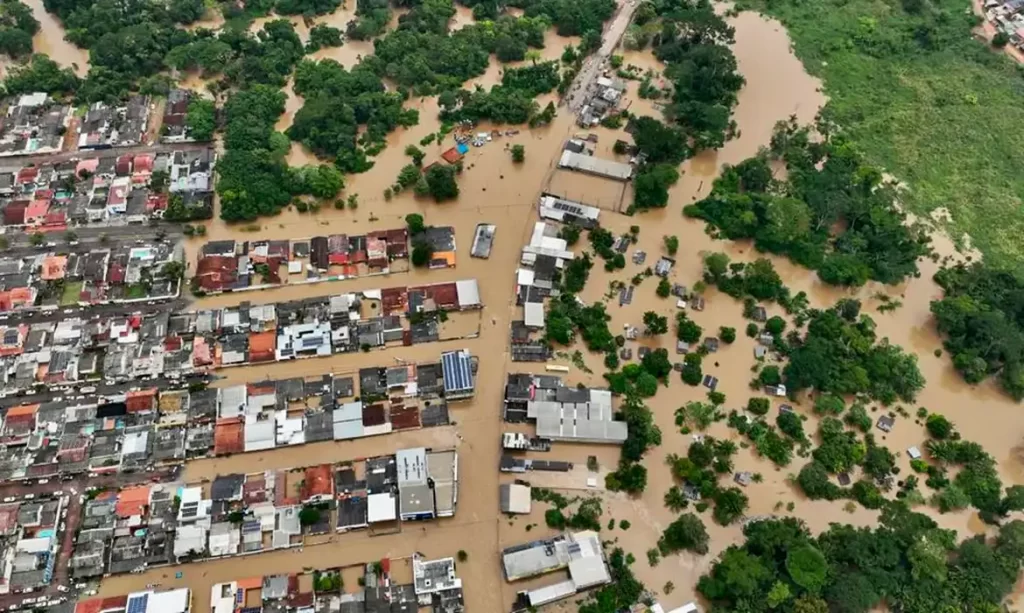 Imagem Ilustrando a Notícia: Enchentes levam governo do Acre a decretar emergência em saúde pública