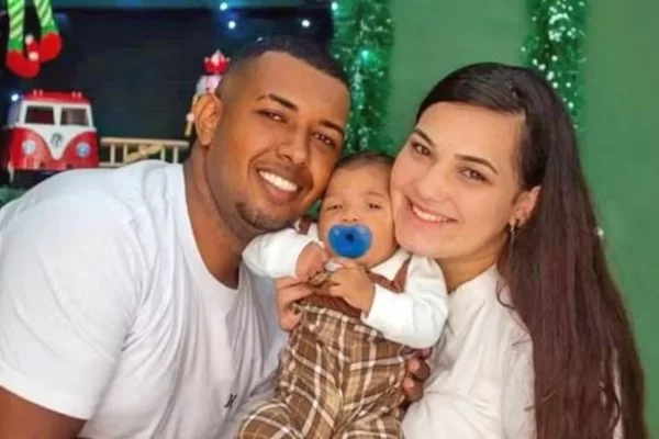 Imagem Ilustrando a Notícia: Família é morta a tiros em carro alugado no Rio de Janeiro: bebê de 7 meses é uma das vítimas