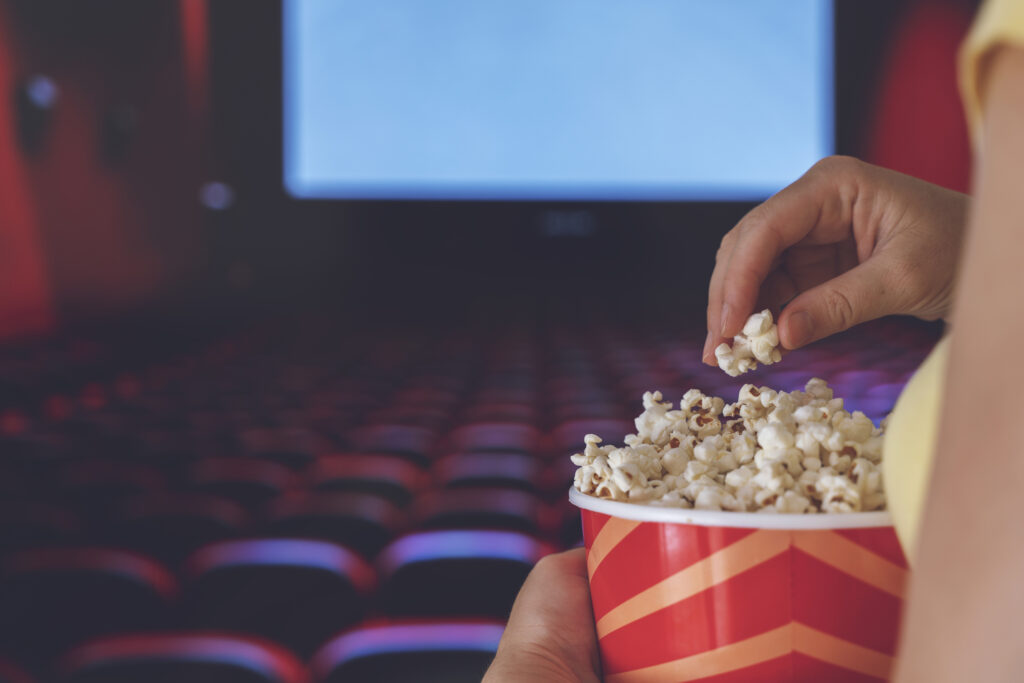 Imagem Ilustrando a Notícia: Consumidores podem levar alimentos e bebidas de fora para cinemas, teatros e estádios; entenda 