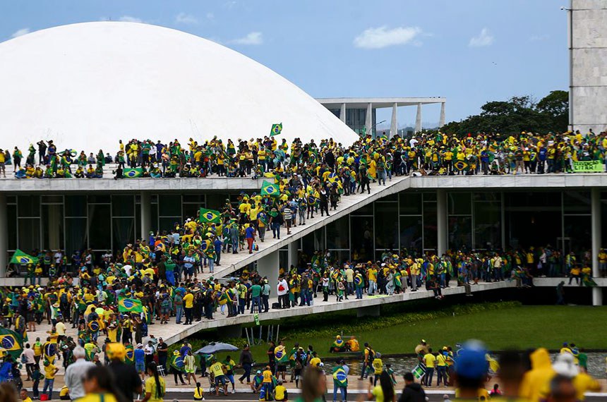 Imagem Ilustrando a Notícia: Pesquisa mostra que 63% dos brasileiros são contra a anistia aos invasores em Brasília