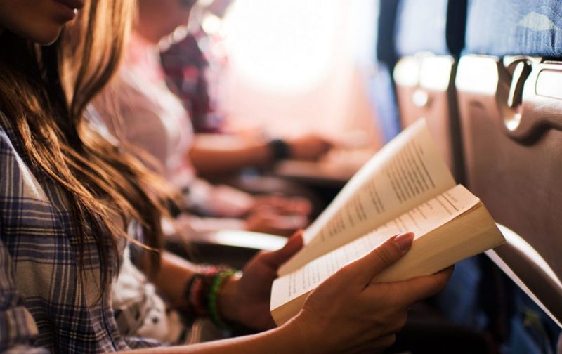 Imagem Ilustrando a Notícia: 10 ideias de livros para ler no avião!