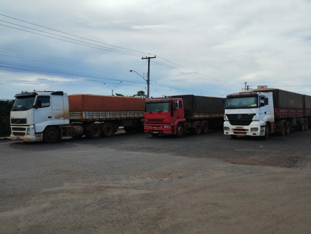 Imagem Ilustrando a Notícia: Estelionatários são presos por desviar carga de soja avaliada em R$ 235 mil em Itumbiara, diz polícia