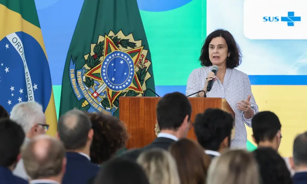 Imagem Ilustrando a Notícia: Brasil vai ampliar oferta de doses contra a dengue em 2025, diz ministra