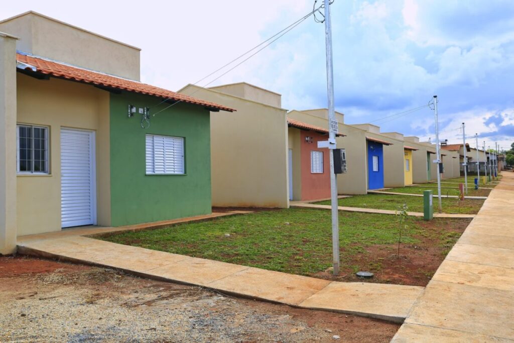 Imagem Ilustrando a Notícia: Governo assina contratos para construção de 1.782 novas casas a custo zero