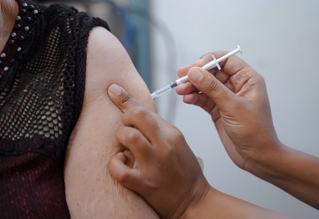 Imagem Ilustrando a Notícia: Vacinação evita aumento de internações por SRAG, alerta saúde