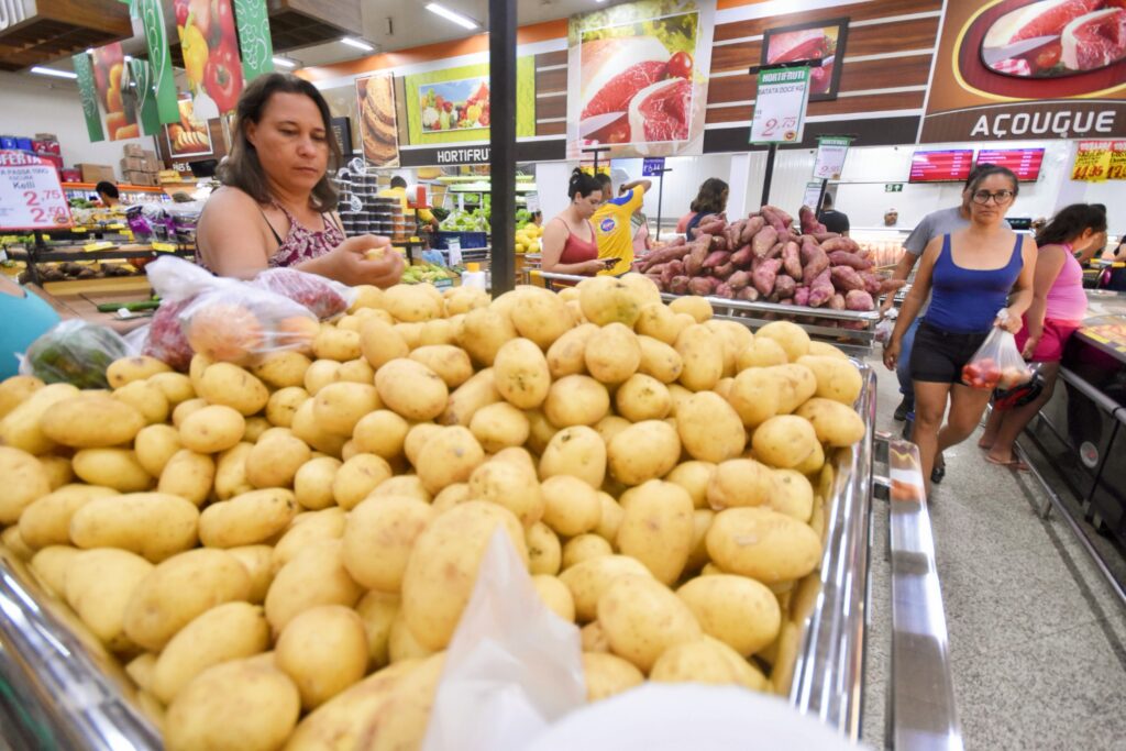 Imagem Ilustrando a Notícia: Após cinco meses de alta, preços da batata registram queda de 21%