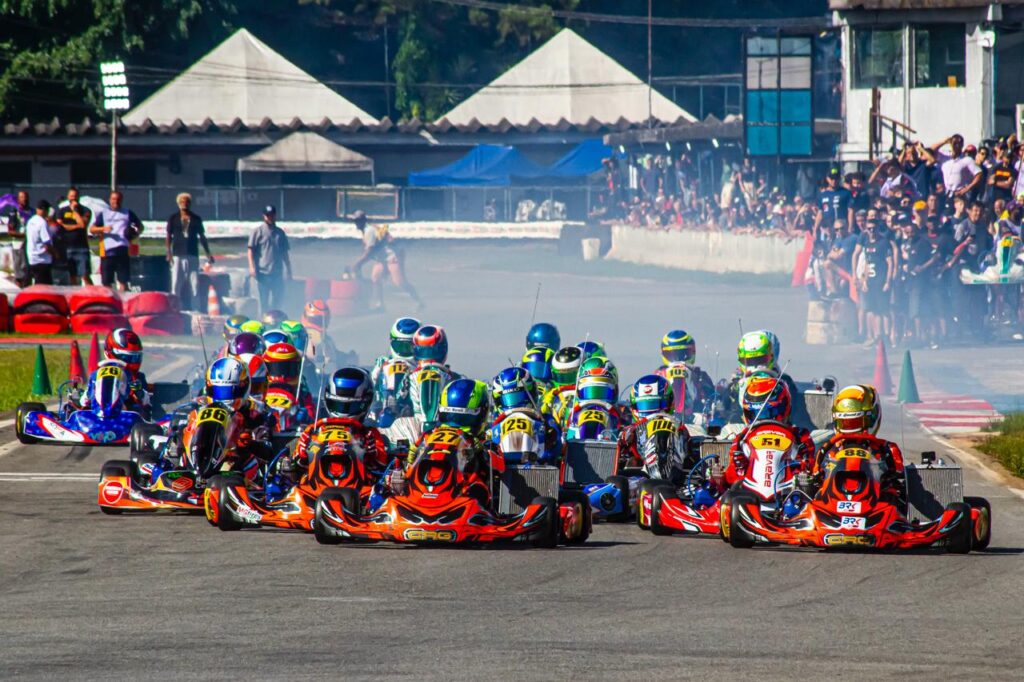 Imagem Ilustrando a Notícia: Jovens kartistas disputam prêmio na Fórmula 4 Brasil