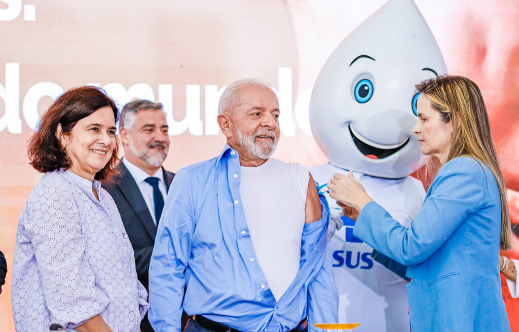 Imagem Ilustrando a Notícia: Em cerimônia, Lula é vacinado contra a gripe e ironiza Bolsonaro: ‘Ninguém vai virar jacaré’ 