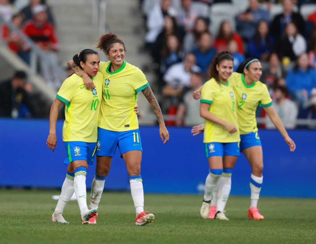 Imagem Ilustrando a Notícia: Lorena defende quatro pênaltis, Brasil vence Japão e fica em terceiro lugar na She Believes Cup