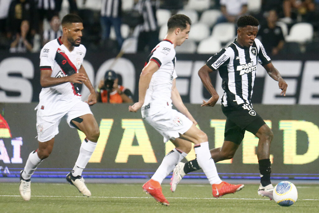 Imagem Ilustrando a Notícia: Atlético-GO perde por 1 a 0 para o Botafogo e segue sem pontuar no Brasileirão