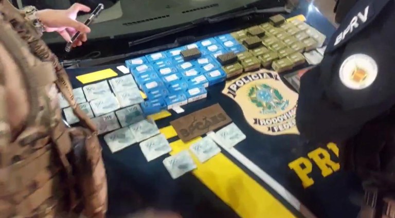 Imagem Ilustrando a Notícia: Polícia apreende 3 mil munições e R$ 22 mil em espécie escondido em cadeira de bebê, no DF 