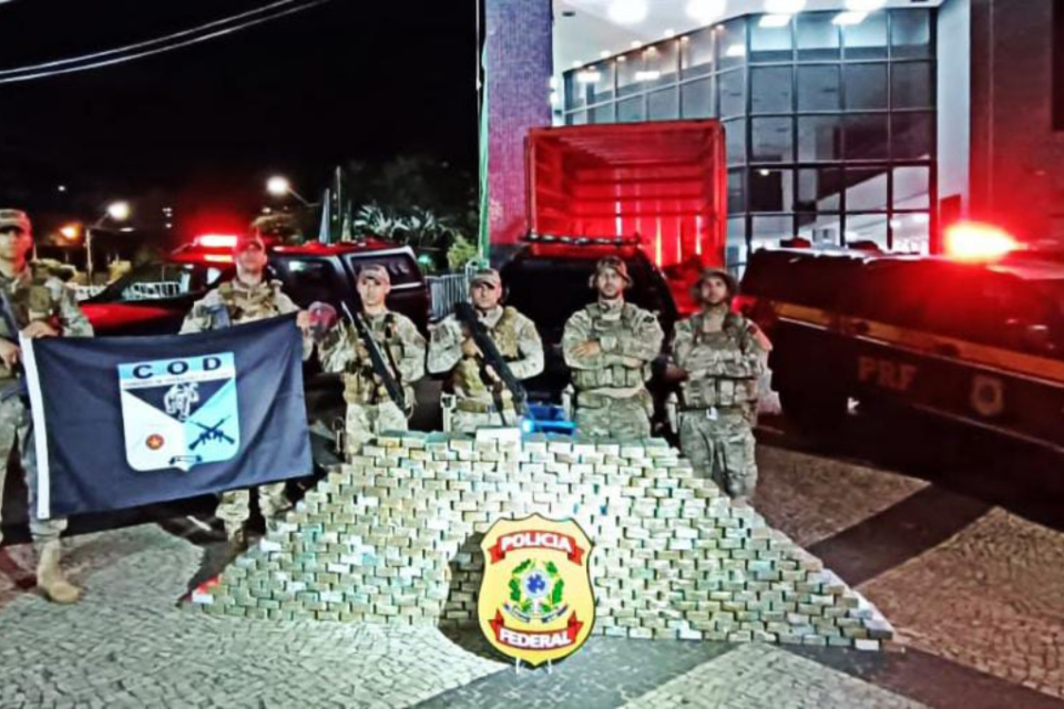 Imagem Ilustrando a Notícia: Operação entre PRF, PM e PF apreende mais de 400 kg de drogas em rodovia de Goiás
