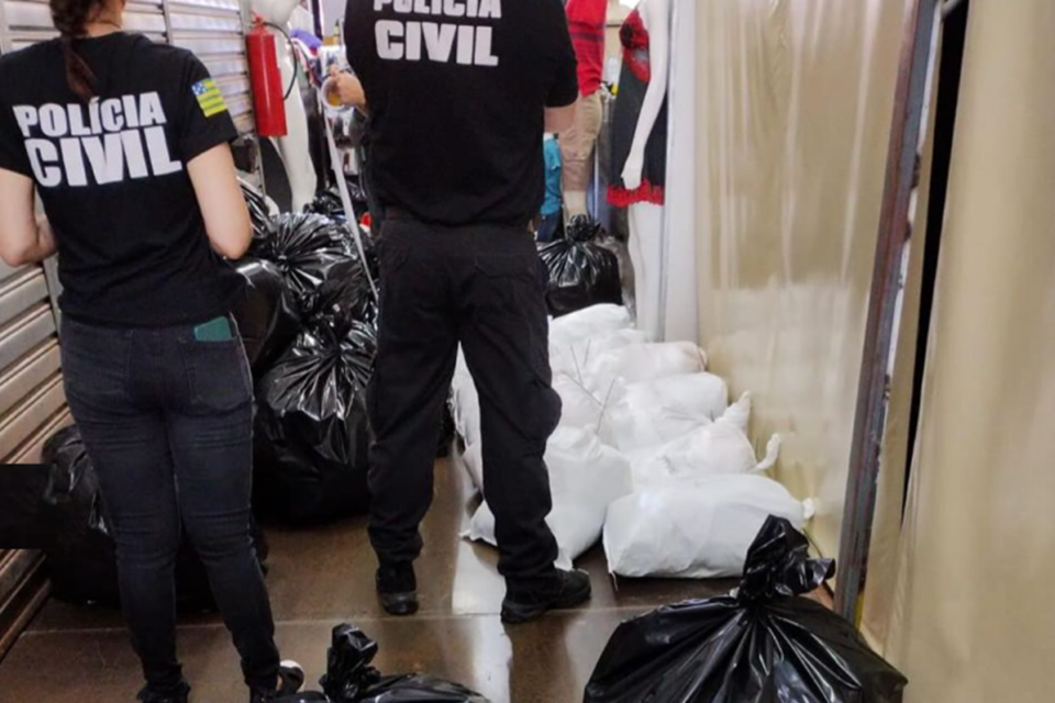 Imagem Ilustrando a Notícia: Polícia Civil apreende cerca de 4 mil peças de roupas falsificadas em Jaraguá