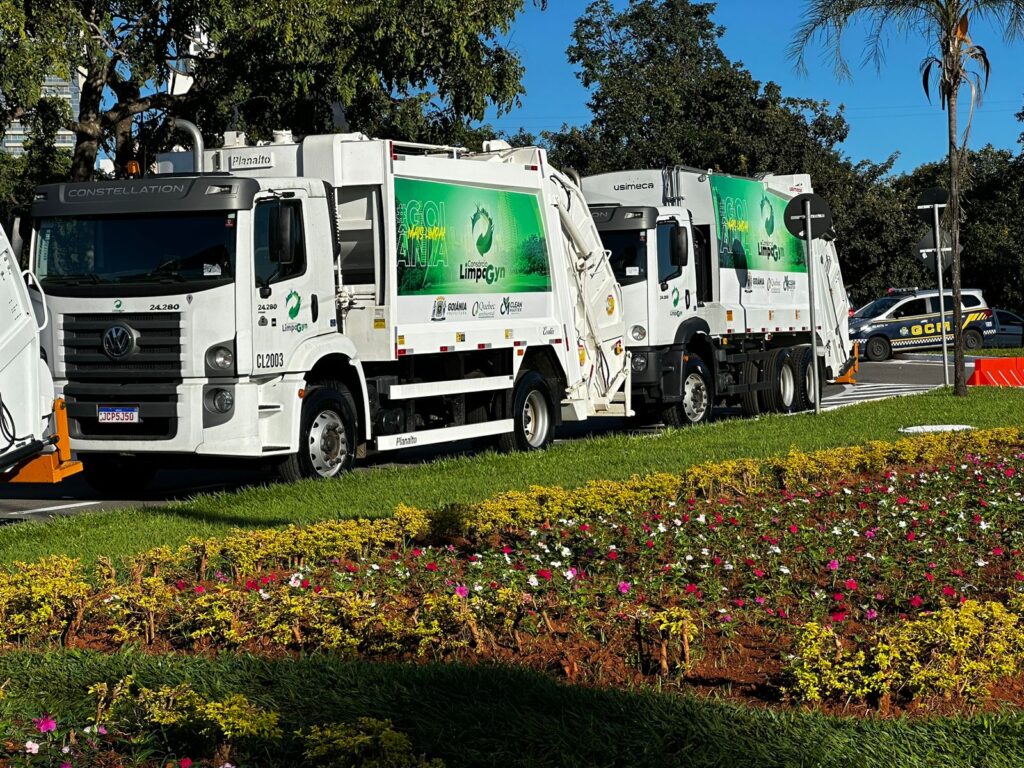 Imagem Ilustrando a Notícia: Varrição mecanizada e novos caminhões prometem resolver crise do lixo