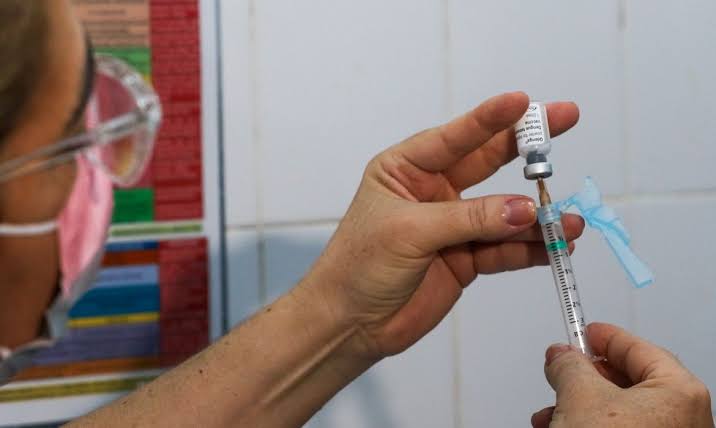 Imagem Ilustrando a Notícia: Internações por dengue crescem enquanto vacinas são remanejadas em Goiás