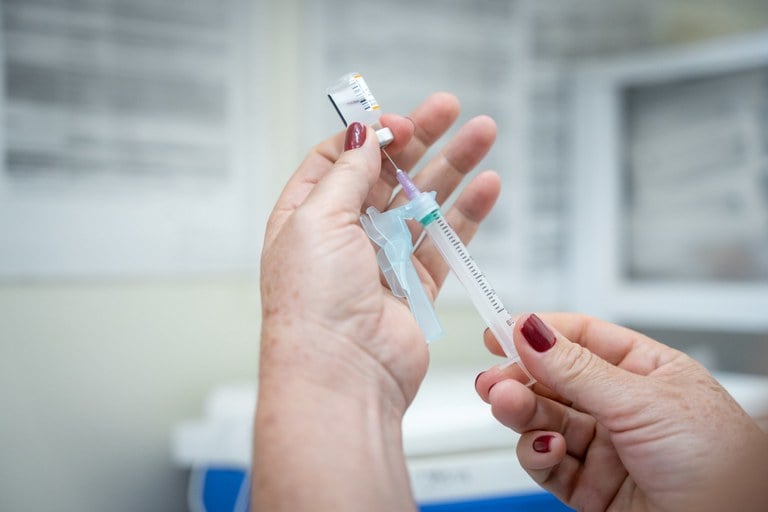 Imagem Ilustrando a Notícia: Nova estratégia de vacinação contra o HPV dobra estoques disponíveis do imunizante