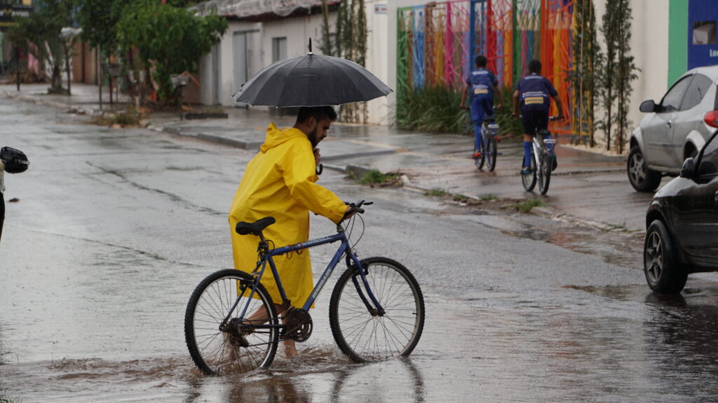 Imagem Ilustrando a Notícia: Cimehgo emite alerta de chuvas intensas para várias regiões de Goiás