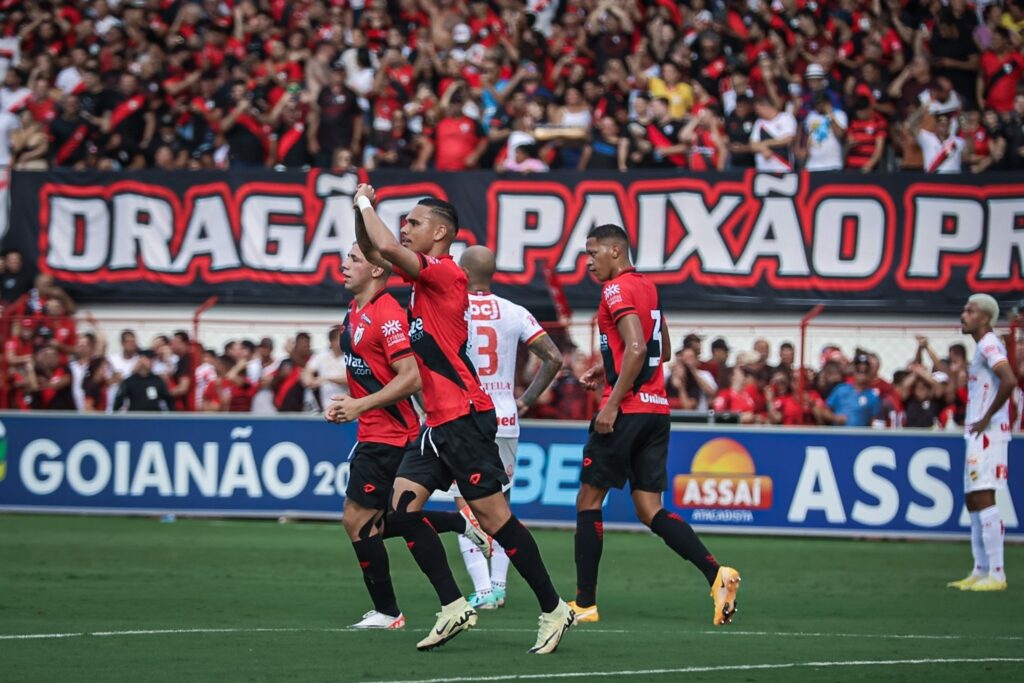 Imagem Ilustrando a Notícia: Atlético-GO recebe São Paulo pela terceira rodada do Brasileirão, neste domingo (21)