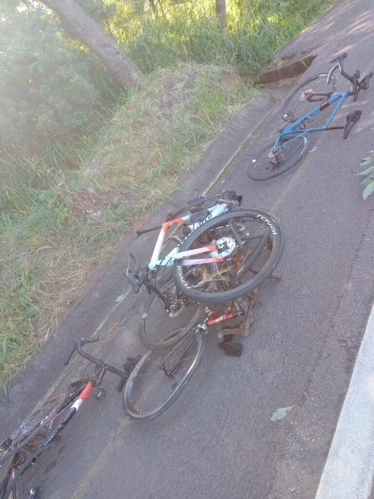 Imagem Ilustrando a Notícia: Van atropela 15 ciclistas e deixa 7 feridos em acidente na BR-040 em Minas Gerais