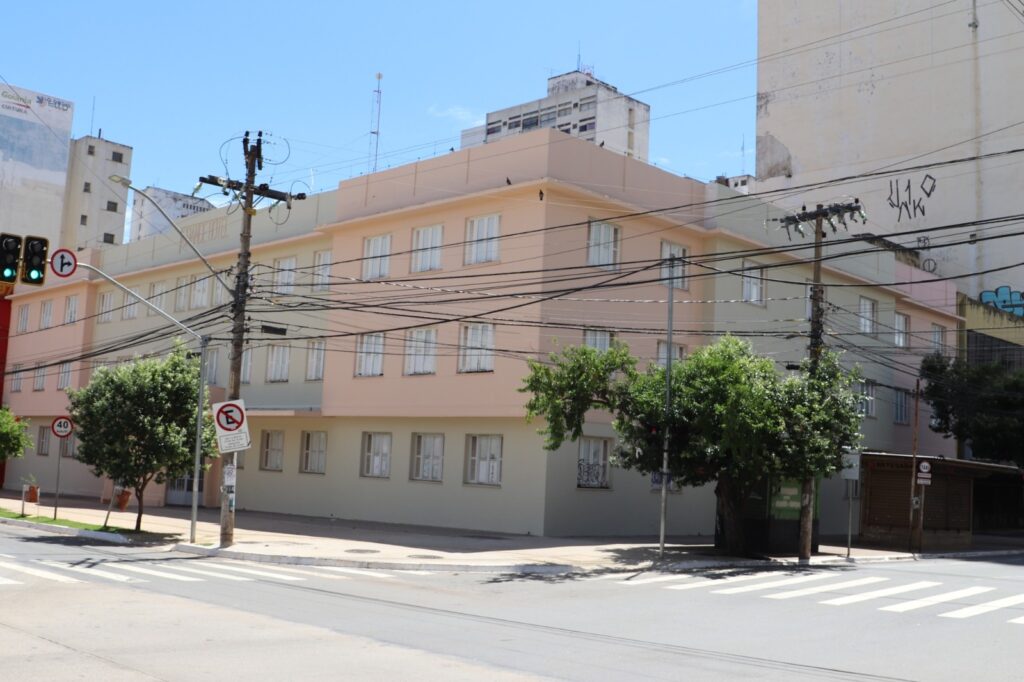 Imagem Ilustrando a Notícia: Grande Hotel de Goiânia recebe nova pintura e tem previsão de reforma