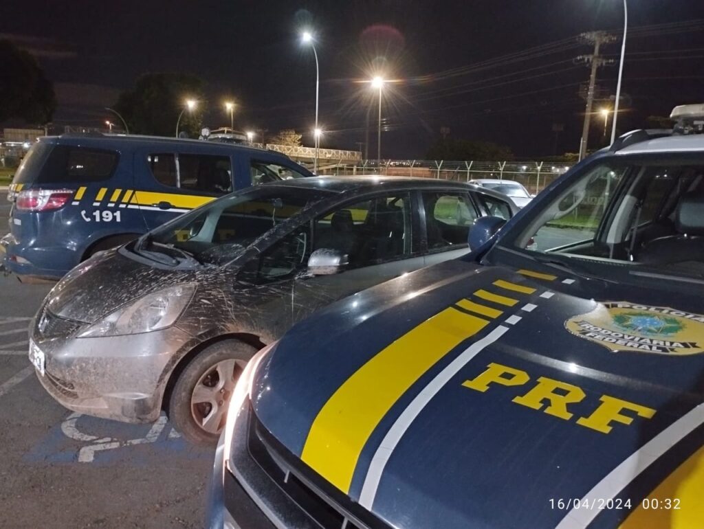 Imagem Ilustrando a Notícia: PRF detém trio que venderia em Águas Lindas carro roubado no DF