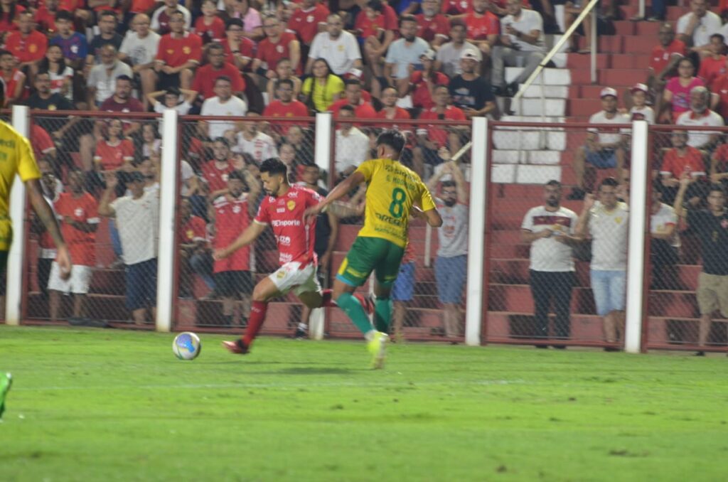 Imagem Ilustrando a Notícia: Jogando em casa, Vila Nova vence Cuiabá e abre vantagem na semifinal da Copa Verde