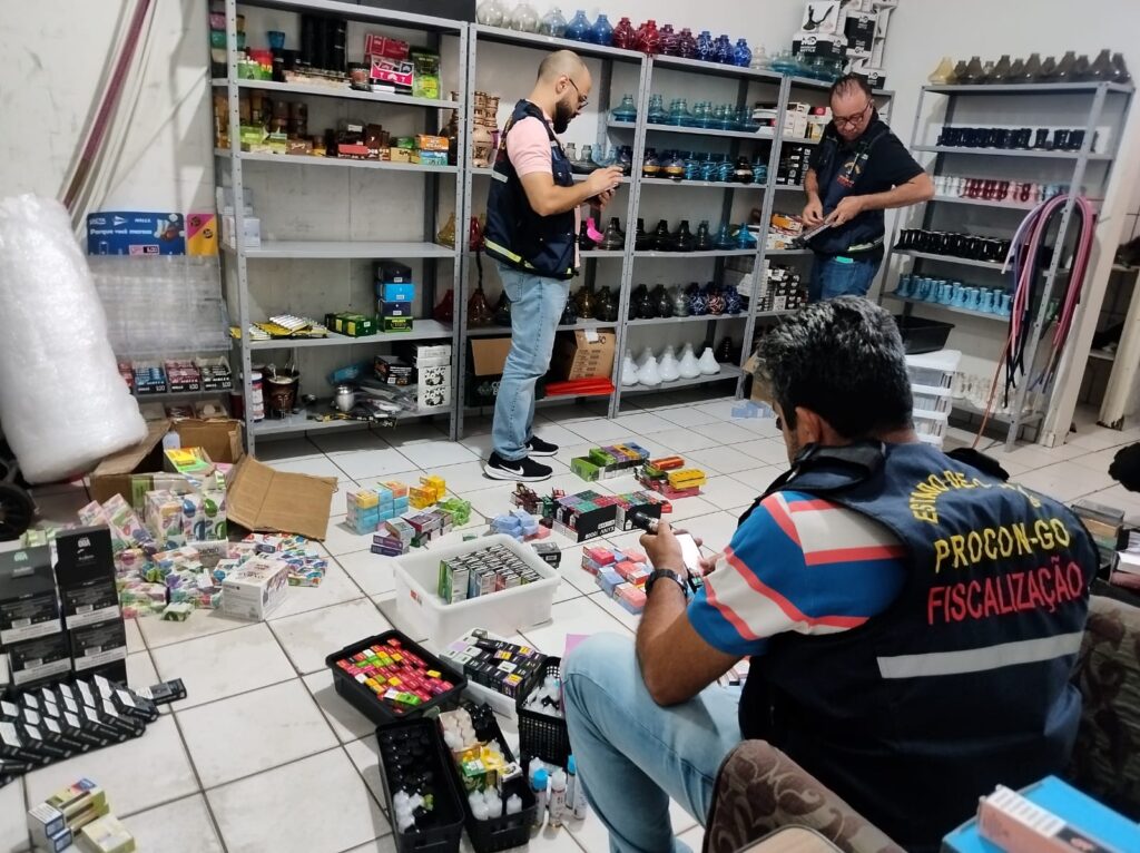 Imagem Ilustrando a Notícia: Procon Goiás confisca cerca de 2,5 mil cigarros eletrônicos em tabacaria de Anápolis