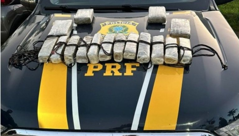 Imagem Ilustrando a Notícia: Cães da PRF encontram 10 kg de maconha em carro abordado Cristalina