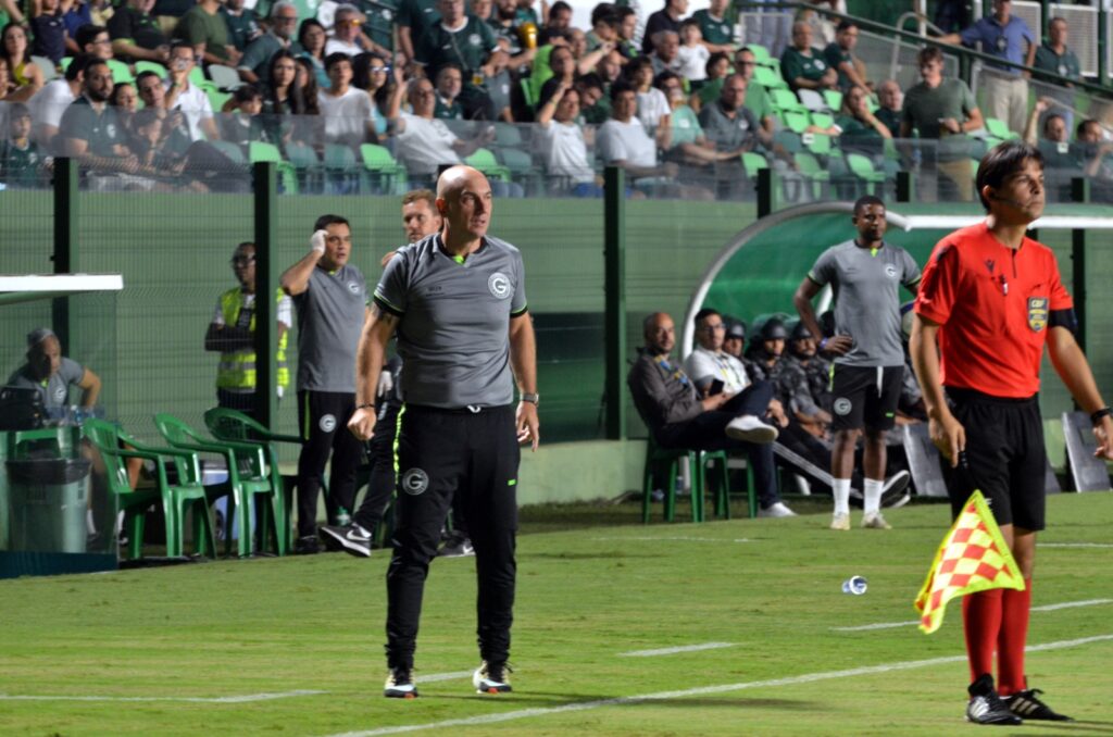 Imagem Ilustrando a Notícia: Márcio Zanardi avalia evolução do Goiás e afirma que time jogou com mais “atitude e coragem”
