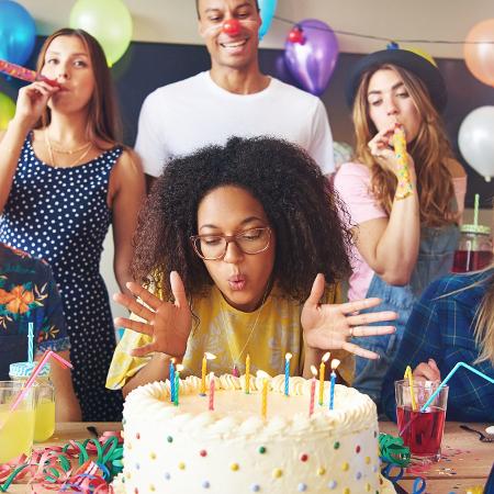Imagem Ilustrando a Notícia: Porque comemos bolo e assopramos velas nos aniversários?