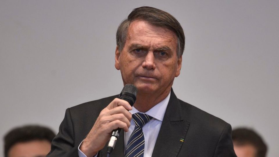Imagem Ilustrando a Notícia: Bolsonaro reafirma intenção de usar arma em caso de prisão: ‘Eu disparo para eliminar’