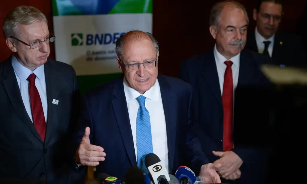 Imagem Ilustrando a Notícia: Não pode ter muito penduricalho, diz Alckmin sobre reforma tributária