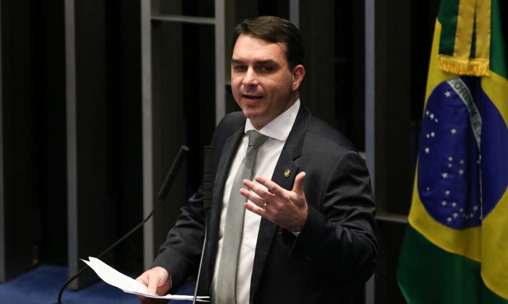 Imagem Ilustrando a Notícia: Em entrevista, Flávio Bolsonaro expressa oposição ao impeachment de Moraes 