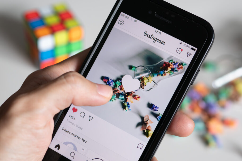 Imagem Ilustrando a Notícia: Instagram pode aderir o botão de ‘cutucar’ do Facebook
