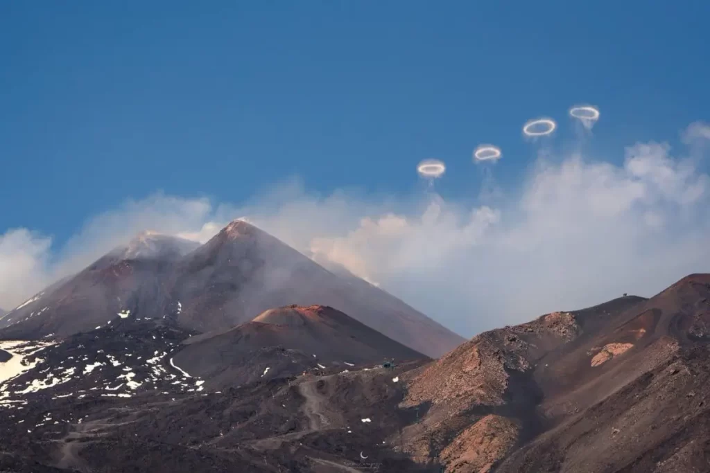 Imagem Ilustrando a Notícia: Vulcão Etna sopra anéis de fumaça e intriga turistas na Itália