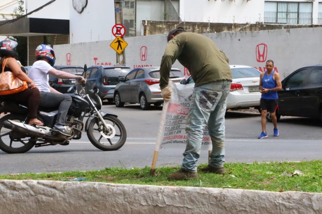 Imagem Ilustrando a Notícia: Fiscalização remove mais de 13 mil faixas publicitárias irregulares, em Goiânia