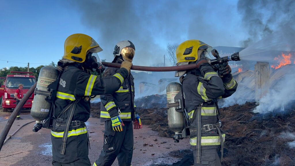Imagem Ilustrando a Notícia: Bombeiros trabalham há 50 horas para combater incêndio em galpão de pneus