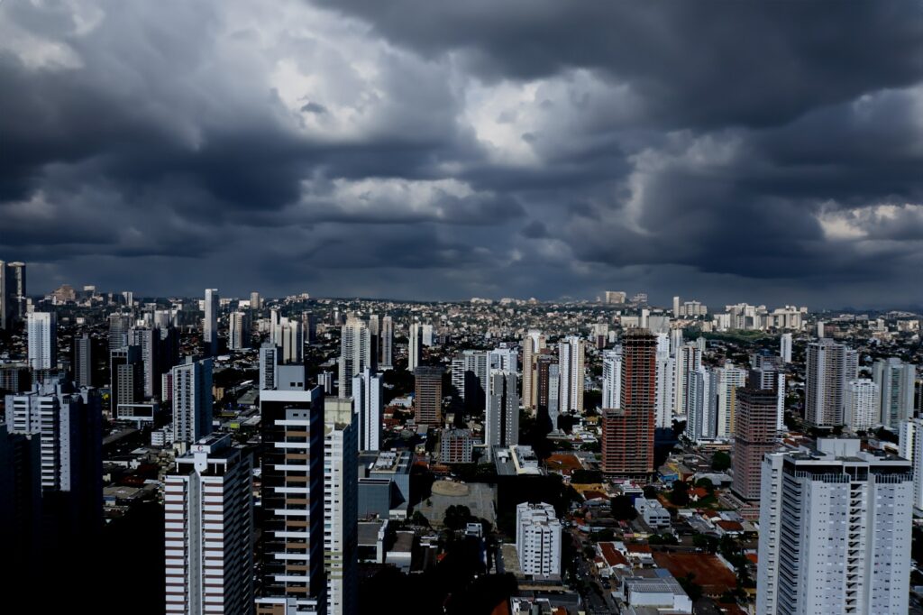Imagem Ilustrando a Notícia: Avanço de frente fria atinge Goiás diminuindo sensação térmica 